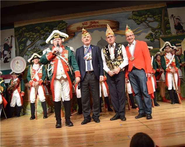 Sie stehen organisatorisch und finanziell hinter dem beliebten Senioren-Karneval: Bürgermeister Stefan Raetz (2. v. l.) dankte dem zweiten Vorsitzenden Rainer Thelen (v. l.), Karl-Heinz Josten, Mitglied im Brauchtumsverein und Raiffeisenbankdirektor a.D., sowie Bernd Weber von der Kreissparkasse. EICH