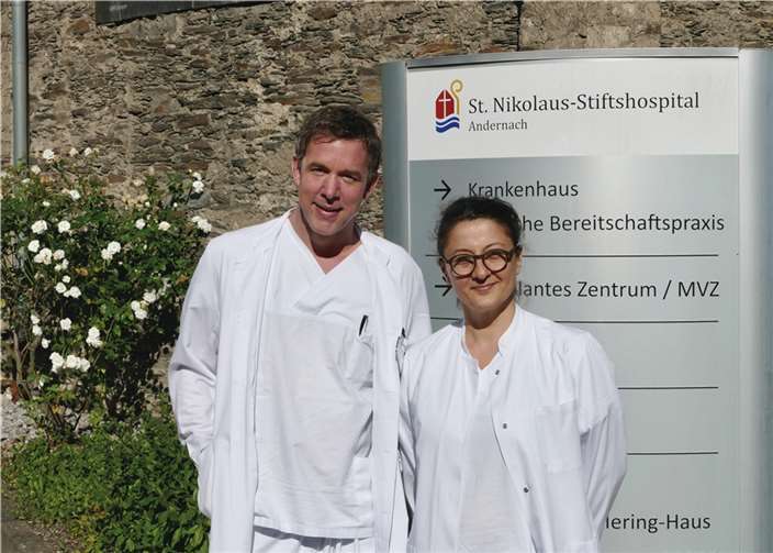 Sie stehen seit kurzem an der Spitze der Gynäkologie und Geburtshilfe des St. Nikolaus-Stiftshospitals: Chefarzt Dr. Andreas Thomas und die Leitende Oberärztin Dr. Sevinj Wittershagen. Foto: St. Nikolaus Stiftshospital