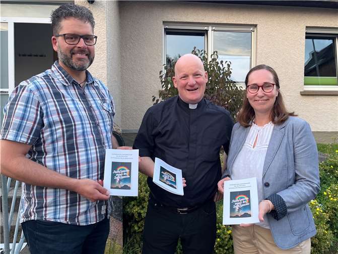 Sie stellen das Institutionelle Schutzkonzept für die Pfarreien im Pastoralen Raum Kaisersesch vor (v.li.) Pastoralreferent Frank Hoffmann, Dekan Michael Wilhelm und Gemeindereferentin Stefanie Heinzen.  Foto: Julia Fröder/Bistum Trier