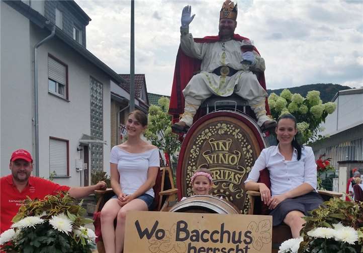 Sie stellen im Festzug, mit Martin Wershoven den Weingott Bacchus begleitet vom Amor dar.Foto: Hardy Mies