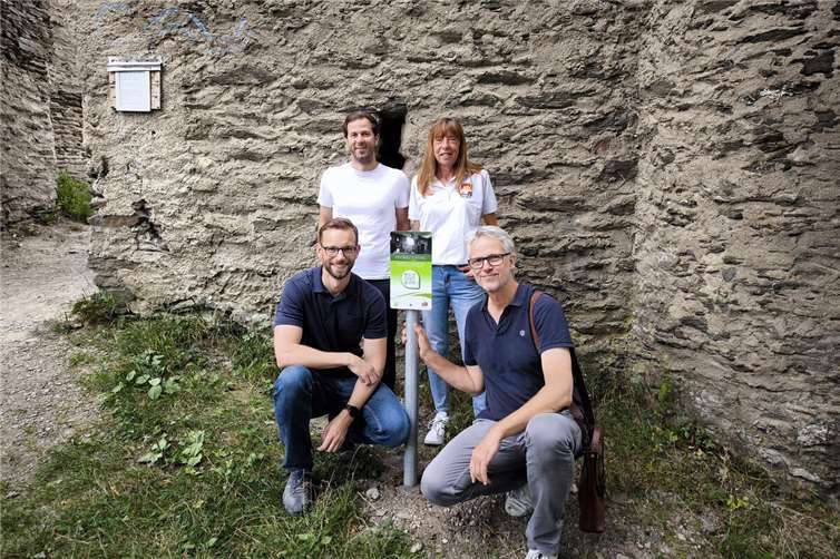 Sie stellten das Digitalprojekt an der „Geheimnisse der Sporkenburg“ gemeinsam vor: (v.l.) Bürgermeister Ulrich Richter-Hopprich, Benedikt Knopp (Ortsbürgermeister Eitelborn), Karin Maas (Tourismus) und Holger Lindner von pickablue. Fotos: VG Montabaur/Melissa Gundlach