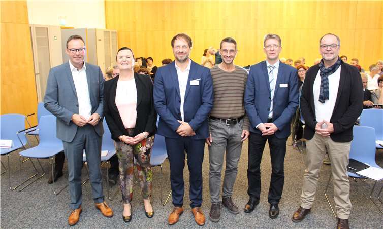 Sie stellten das Konzept Tea(m) Time (v. l.): Arbeits-Staatssekretär Dr. Alexander Wilhelm, Sigrun Lauermann (Leiterin der Rhein-Mosel-Akademie des Landeskrankenhauses), André Hennig (Projektleiter Tea(m) Time), Milandin Lajic (Teilnehmer Tea(m) Time), Dr. Christoph Heidrich (Unfallkasse RLP) und Manfred Rink (Teilnehmer Tea(m) TimeFoto: Landeskrankenhaus