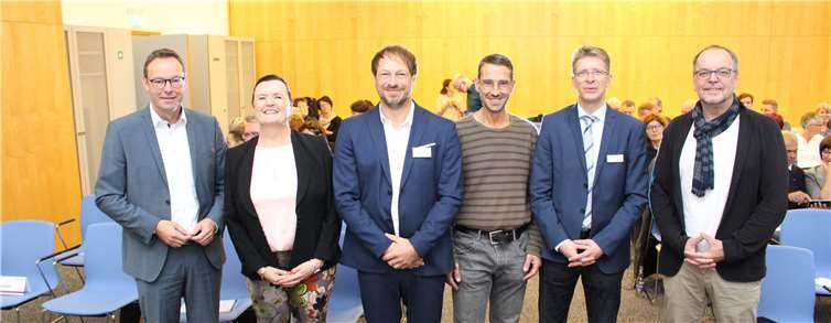 Sie stellten das Konzept Tea(m) Time, von dem die Krankenhäuser in Rheinland-Pfalz profitieren sollen, in Andernach vor (v. l.): Arbeits-Staatssekretär Dr. Alexander Wilhelm, Sigrun Lauermann (Leiterin der Rhein-Mosel-Akademie des Landeskrankenhauses), André Hennig (Projektleiter Tea(m) Time), Milandin Lajic (Telnehmer Tea(m) Time), Dr. Christoph Heidrich (Unfallkasse RLP) und Manfred Rink (Teilnehmer Tea(m) Time).Foto Landeskrankenhaus (AöR)