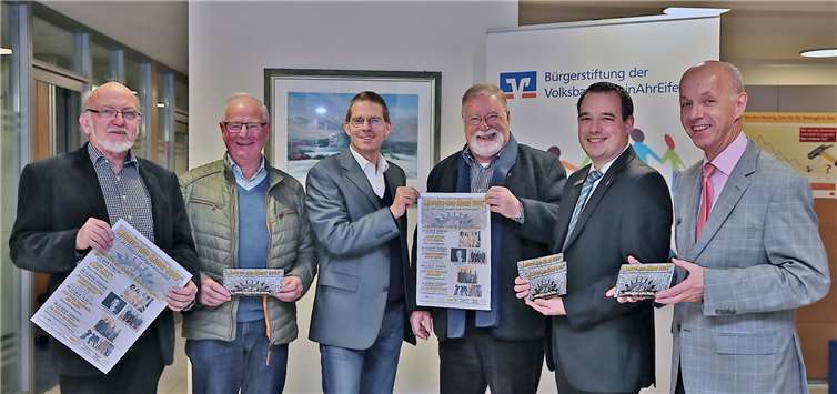 Sie stellten das Programm 2019 der Kammerkonzertreihe „Jahres-aus-Klang“ in Adenau vor (von links): Egon Honerbach vom Verein zur Heimatpflege, Ewald Gillig, Hausherr und Gastgeber, Ideengeber Robert Nikolayczik, Dr. Ralf Häring vom Verein zur Heimatpflege, Thomas Klassmann, Direktor des Regionalmarkts Eifel bei der Volksbank RheinAhrEifel sowie Alex Frings, Leiter der Filiale Adenau.Foto: Werner Dreschers