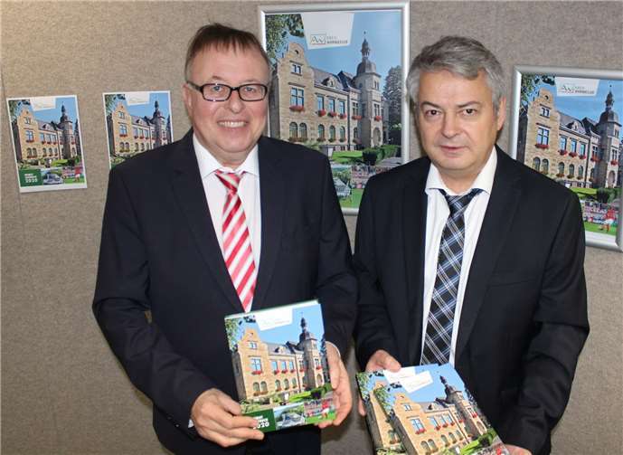 Sie stellten das druckfrische Heimatjahrbuch Kreis Ahrweiler 2020 vor: Landrat Dr. Jürgen Pföhler (links) und Jürgen Kempenich (Referent für Kreisgeschichte).Foto: DU