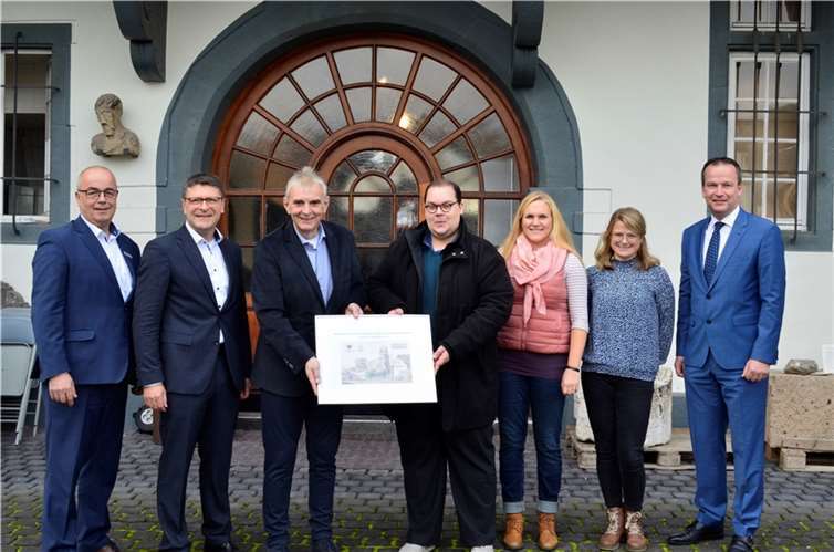 Sie stellten das neue Projekt des Stadtmuseums vor (von links): Herbert Hürter (Kreissparkasse Mayen), Oliver Engels (Volksbank RheinAhrEifel), Bürgermeister Claus Peitz, Museumsleiter Dr. Kai Seebert, Kulturamtsleiterin Charlotte Everling, Jana Dott (Geschäftsführerin Andernach.net), Christoph Weitzel (Vorstand Kreissparkasse Mayen). Foto: Stadtverwaltung Andernach