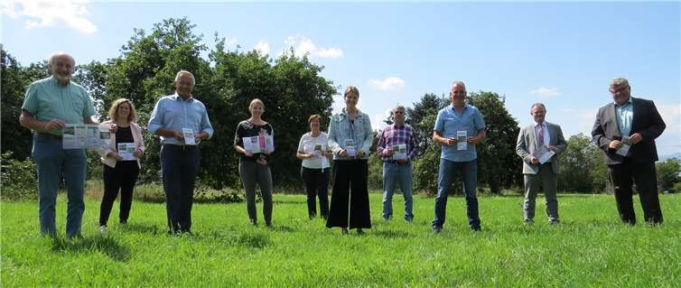Sie stellten den „Neuwieder Bienenbeet“-Flyer vor (v.l.): Wolfgang Rahn (Sprecher Lokale Agenda 21), Gabi Schäfer (Umweltreferat Kreisverwaltung), Landrat Achim Hallerbach, Alena Linke (Planungsabteilung städtisches Bauamt), Ina Heidelbach (Umweltreferat Kreisverwaltung), Meike Schnatz (Naturpark Rhein-Westerwald), Armin Bärz (Grünpflege städtisches Bauamt), Thomas Riehl (Bereichsleiter Servicebetriebe Neuwied), Oberbürgermeister Jan Einig und Erster Kreisbeigeordneter Michael Mahlert. Fotos: Stadt Neuwied