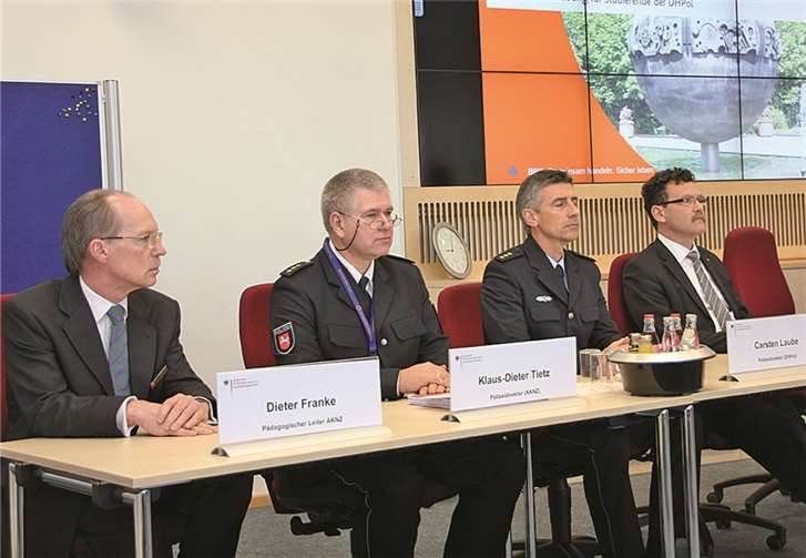 Sie stellten die Stabsrahmenübung vor (von links): Dieter Franke und Klaus-Dieter Tietz von der AKNZ, Carsten Laube (DHPol) und BKK-Präsident Christoph Unger.