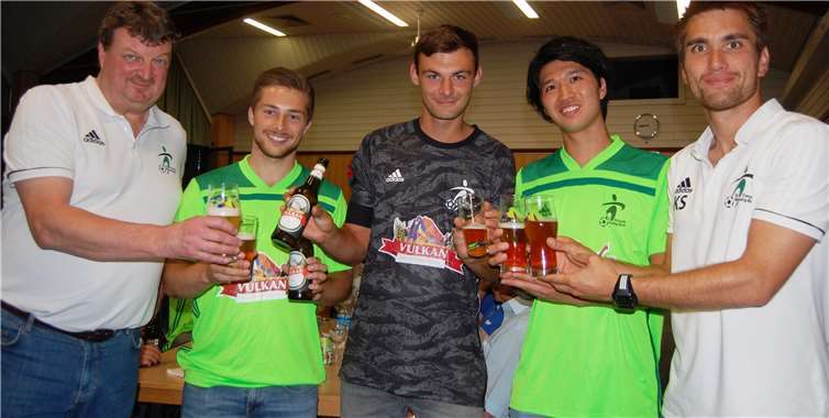 Sie stießen auf eine gute Saison an (v. l.): Harald Heinemann (Vorsitzender der SG Eintracht Mendig/Bell), die Neuzugänge Philipp Franzen, Robin Rohr und Takahiro Hidaka sowie Spielertrainer Kodai Stalph.Fotos: SK