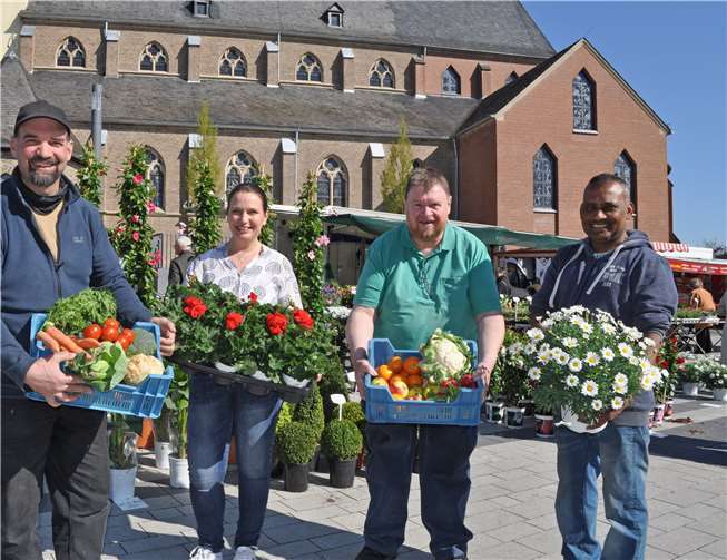 Sie stimmen gemeinsam auf den Wochenmarkt und auf die Servicewoche ein: Sonja Crämer von der Wirtschaftsförderung der Stadt Meckenheim (Zweite von links) und Marktmeister Jörg Begerow (Zweiter von rechts) mit den Markthändlern.Foto: Stadt Meckenheim