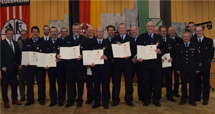 Ein großes Dankeschön für großen Einsatz Sie strahlen um die Wette, denn gerade wurden diese zwölf Männer für ihre 35-jährige Treue zur Feuerwehr geehrt.