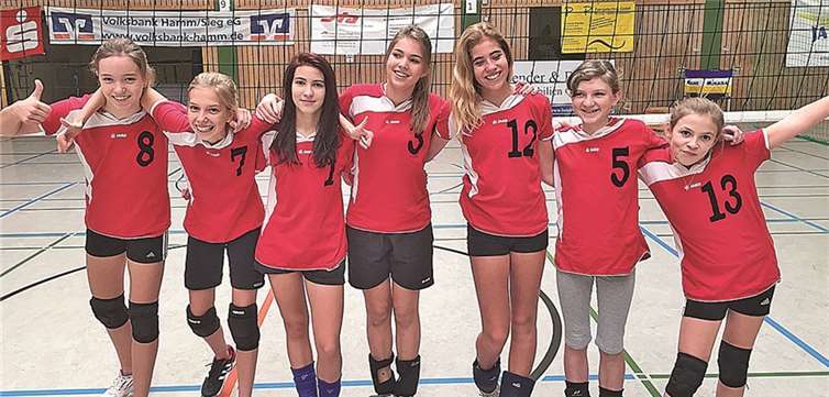 Sie strahlen um die Wette: die Spielerinnen der zweiten Volleyballmannschaft nach dem zweiten Sieg. privat