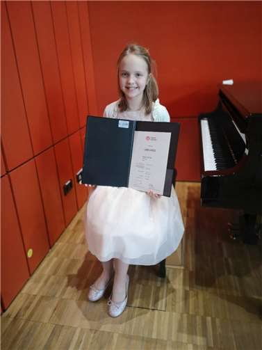 Sie strahlt zurecht: Mariia Yermak hat einen ersten Preis in in Mainz geholt.  Foto: Manfred Knoll