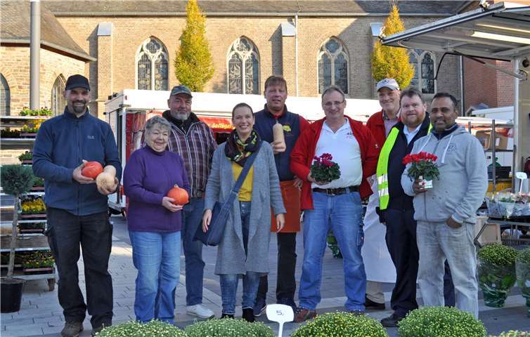 Sie strahlten mit der Herbstsonne um die Wette: Sonja Crämer von der städtischen Wirtschaftsförderung (Vierte von links) und Marktmeister Jörg Begerow (Zweiter von rechts) mit den Marktleuten.Stadt Meckenheim