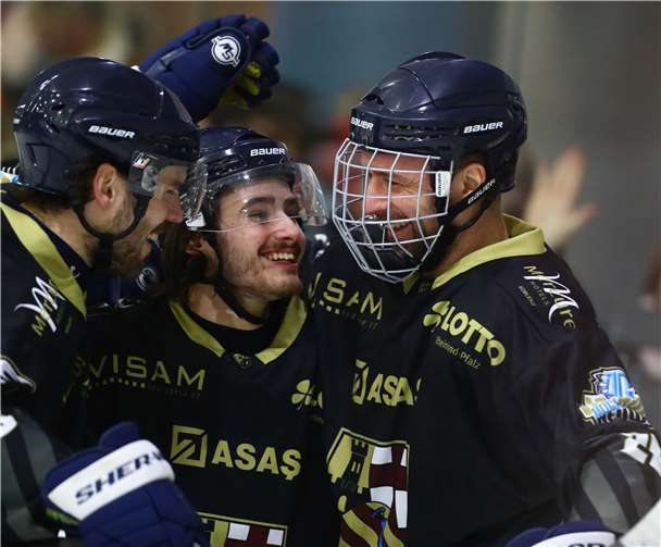 Sie strahlten nach ihren sechs Toren förmlich um die Wette (von links): Stephan Fröhlich (zwei Treffer), Maximilian Wasser (ein Tor) und Kevin Wilson (drei Tore).Foto: privat