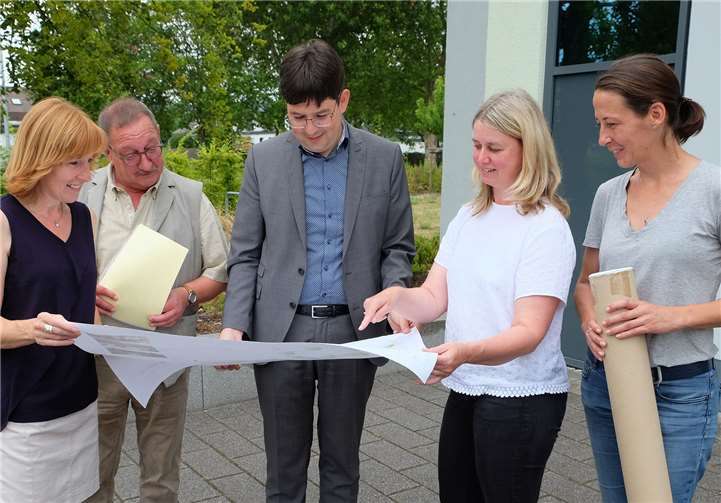 Sie studieren die ersten Pläne (v.r.): Kunostein-Schulleiterin Silke Keck, Schul- und Sportamtsleiter Hans-Peter Schmitz, Bürgermeister Michael Mang, Jeanette Herpel vom städtischen Amt für Immobilienmanagement und Hausmeisterin Cornelia Aufdermauer. Foto: Stadtverwaltung Neuwied