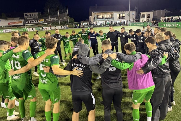 Sie tanzen weiter: Der FV Engers feierte nach einem packenden Fußballspiel einen 3:2-Sieg gegen den SV Auersmacher.