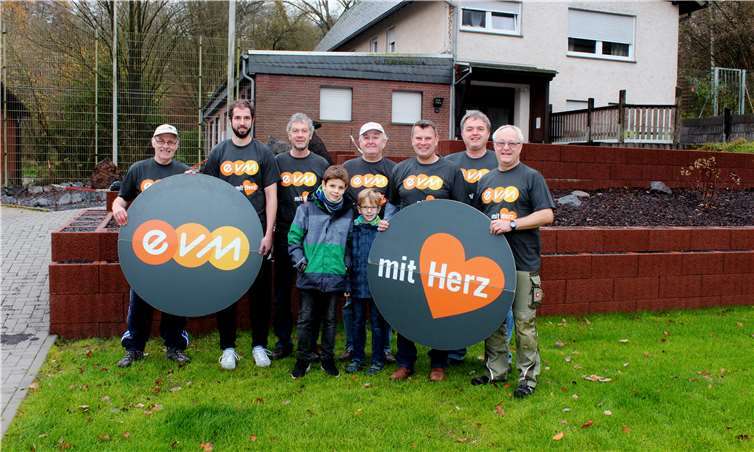 Sie testen schon die neue Rasenfläche: (v.li.) Vorsitzender Winfried Aldenhoven, Marc Vogel, Geschäftsführer Rudi Vogel, Werner Gesell, Markus Kosieja, evm-Mitarbeiter Helmut König, Detlev Leersch sowie zwei Jugendfußballer. evm