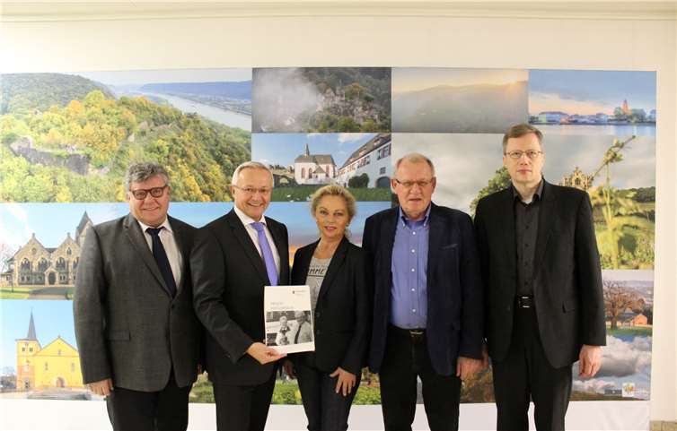 Sie trafen sich im Neuwieder Kreishaus zu einem Gesprächüber zukunftsfähige Mobilität im ländlichen Raum (v. l.): 1. Kreisbeigeordneter Michael Mahlert, Landrat Achim Hallerbach, Helga Zoltowski von der Kreisverwaltung Neuwied, Ralph Hinz und Dr. Holger Jansen von der Agentur Landmobil.  Kreisverwaltung Neuwied