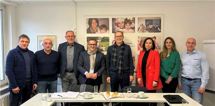 Sie trafen sich in den Räumlichkeiten der AWO-Migrationsberatungsstelle: v.li. Oleg Emelianov, Hüseyin Ocar, Heinz Hörter, Thorsten Rudolph, Andreas Zels, Funda Mercan, Arita Sokoli und Gennadi Jakobson. Quelle: Wahlkreisbüro Dr. Thorsten Rudolph/Martin Schlüter