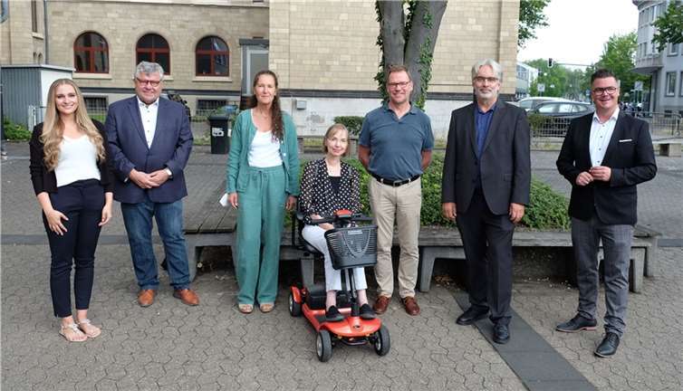 Sie trafen sich zum Gedankenaustausch am Werner-Heisenberg-Gymnasium: Alisa Häbel, Schulsozialarbeiterin am WHG, Kreisbeigeordneter Michael Mahlert, Ulrike Petry, Vorstandsvorsitzende AWO-Kreisverband, Renate Schäning, Geschäftsführerin Diakonisches Werk, Michael Strauss, Schulleiter WHG, Helmut Zender, RWG-Schulleiter, und Bürgermeister Peter Jung. Foto: Stadt Neuwied