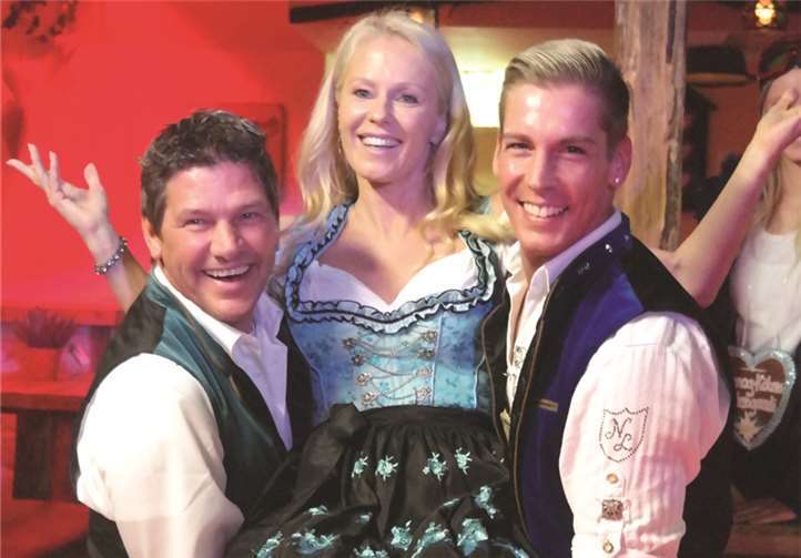 Sie tragen ihre Uli auf Händen. Geri der Klostertaler und Norman Langen (rechts) werden gemeinsam mit Ulrike Kriegler das Hüttengaudi-Zelt zum Kochen bringen. privat