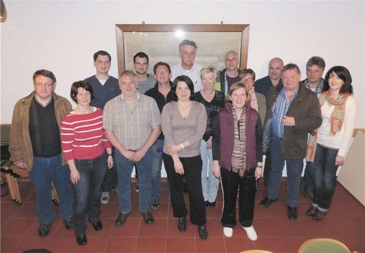 Sie treten bei der Ortsgemeinderatswahl in Oberdreis für die Wählergruppe Christian Baier an (v. l.): Rüdiger Ramseger, Claudia Schwamberger, Eduard Krebil, Thomas Rupp, Julian Klein, Uwe Fett, Anna-Lena Müller, Christian Baier, Bianca Leicher, Marco Machmer, Sabine Gläser-Wolf, Karin Schulze, Christoph Thiel, Wolfgang Ascheidt, Bernd Theis, Christina Strickhausen. privat
