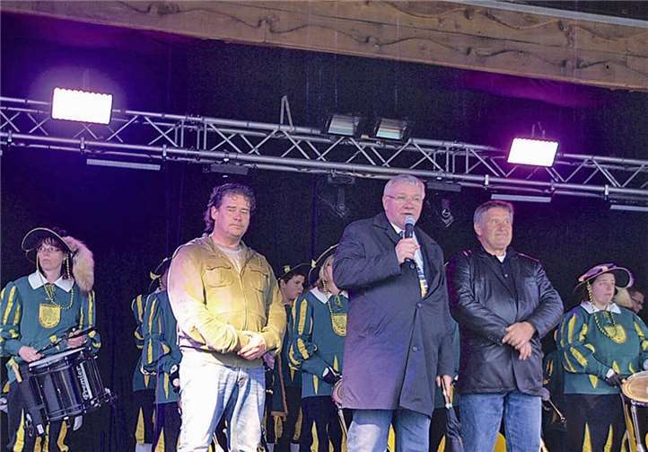 Sie trotzten dem Regen und eröffneten die Kowelenzer Frühjahrsmesse (v.li.): Mike Klinge (2. Vorsitzender des Landesverbandes des Markt-, Reise- und Schaustellergewerbes Rheinland-Pfalz), Oberbürgermeister Joachim Hofmann-Göttig und Achim Müller (Erster Vorsitzender des Landesverbandes des Markt-, Reise- und Schaustellergewerbes Rheinland-Pfalz). US