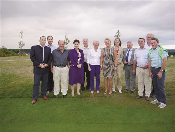 Sie überzeugten sich von dem hervorragenden Zustand des Golfplatzes: Ehrengäste sowie Vorstand des GC Cochem/Mosel.
