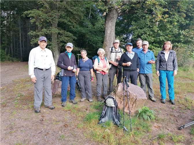 Sie unternahmen in diesem Jahr die 20. Wanderung über den Lieserpfad und den Mosel-Camino zur Abtei St. Matthias zur Erinnerung an die einstige St. Matthias Bruderschaft in Dedenbach: Heinz Adams, Wilfried und Ursula Maur, Irene Scholl, Franz-Josef Schmitz, Rolf Breuer, Gregor Michels, Rainer Breuer und Gaby Buchbender (v.l.n.r.).Foto: privat