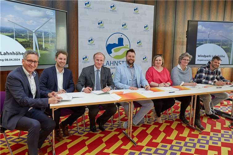 Sie unterzeichneten den Gestattungsvertrag für den Windpark Lahnhöhe (von links): Dr. Steffen Weil (Bereichsleiter evm), Christoph Hesse (evm-Vorstand), Sebastian Graf von Kanitz, Oberbürgermeister Lennart Siefert (Lahnstein), Ortsbürgermeisterin Michaela Lehmler (Becheln), Sonja Puggé (Schweighausen) und Ortsbürgermeister Andreas Schilbach (Schweighausen).  Foto: Matthias Brand/evm