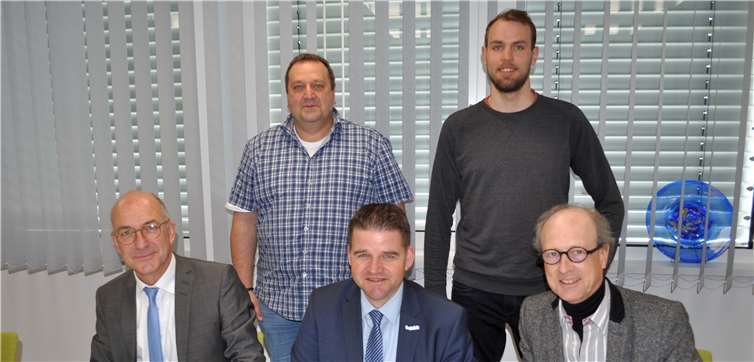 Sie unterzeichneten den Vertrag (sitzend von links): Bürgermeister Bert Spilles, der Erste Beigeordnete Holger Jung und der Geschäftsführer der RheinFlanke, Sebastian Koerber. Joachim Neienhuis-Wibel, Leiter Fachbereich Soziales, Migration und Integration, freut sich gemeinsam mit dem Integrationshelfer Heiko Leubecher (hinten von links) über die Fortsetzung der gemeinsamen Arbeit.Stadt Meckenheim