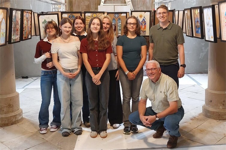 Sie verwandelten die Kapelle in eine Galerie - einige der Schülerinnen beim Aufbau der Ausstellung unter Leitung von Florian Dahm (stehend, vorne Markus Hartmann vom Förderkreis Hemmessener Dom). 