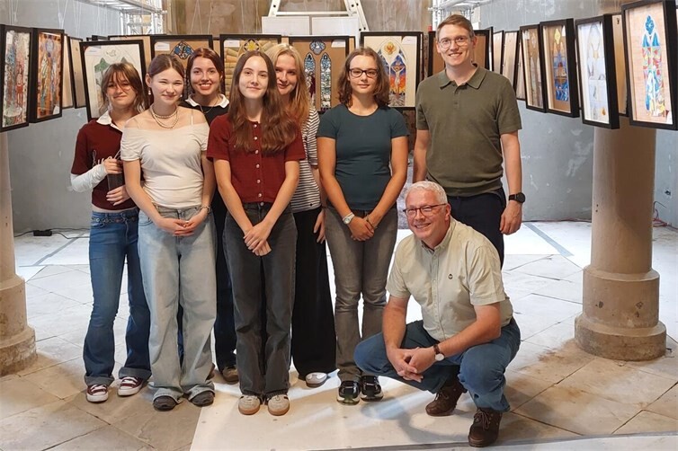 Sie verwandelten die Kapelle in eine Galerie - einige der Schülerinnen beim Aufbau der Ausstellung unter Leitung von Florian Dahm (stehend, vorne Markus Hartmann vom Förderkreis Hemmessener Dom).