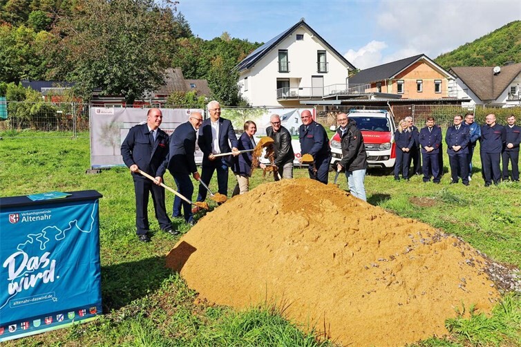 Sie vollzogen gemeinsam den symbolischen Spatenstich für das neue Feuerwehrgerätehaus in Liers (v. li.): Dirk Riske, stellvertretender Wehrleiter der Freiwilligen Feuerwehr der Verbandsgemeinde Altenahr, Hönningens Ortsbürgermeister Jürgen Schwarzmann, Dominik Gieler, Bürgermeister der Verbandsgemeinde Altenahr, Esther Klinkner vom Referat Förderwesen in der Bund-Länder-Koordinierung Wiederaufbau des Landes RLP, Architekt Joachim Kleimann, Löschgruppenführer Dirk Schmitt und Projektsteuerer Peter Hau von Julius Berger International.