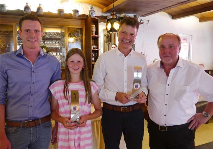 Sie waren am Ende nicht zu schlagen: Nina Hölzenbein (Gesamtsiegerin in der Damenwertung) und Frank Schubert (Sieger in der Herrenkonkurrenz), umrahmt von Spielführer Christian Bamberger und Präsident Manfred Ostermann.