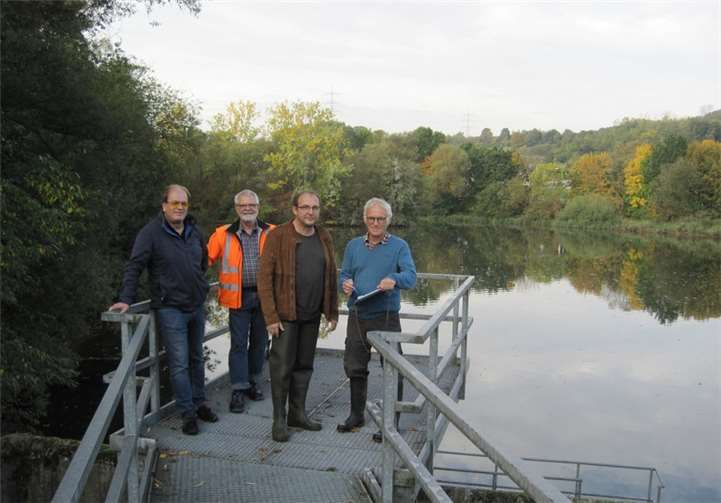 Sie waren bei der Überprüfung des Rückhaltebeckens dabei (von links): Reiner Oster (Kreisverwaltung Mayen-Koblenz), Norbert Weis und Markus Roth (VG Weißenthurm) sowie Joachim Arenz (SGD Nord).Copyright: SGD Nord
