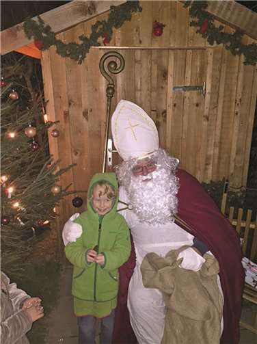 Sie waren brav: Der Nikolaus hatte nichts als Lob für die Schützlinge des Kindergartens Sonnenschein - schließlich haben sie ein Buch gestaltet.privat