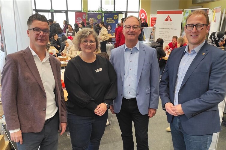 Sie waren mit dem Verlauf des ersten Pflege-Info-Tages vollauf zufrieden (von links): Neuwieds Bürgermeister Peter Jung, Claudia Simonis-Schultheiß, Beauftragte für Chancengleichheit am Arbeitsmarkt des Jobcenters, Dieter Knopp, Geschäftsführer Arbeitsagentur Rhein-Wied-Westerwald, und Erster Kreisbeigeordneter Phillip Rasbach.