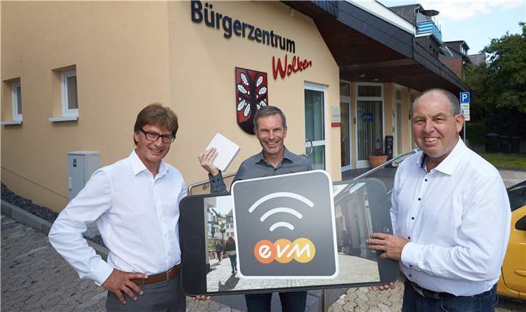Sie weihten den neuen WLAN-Punkt am Bürgerzentrum Wolken ein (von links): Berthold Nick, Leiter kommunale Betreuung Verbandsgemeinden bei der evm, Norbert Rausch und Bürgermeister Walter Hain.