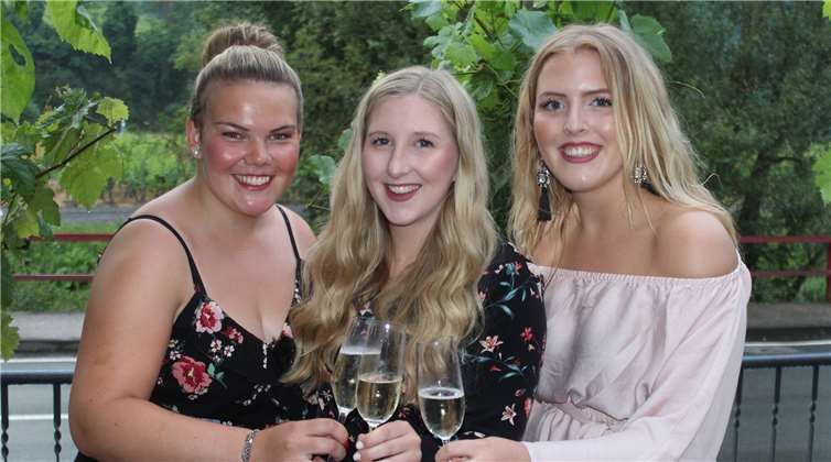 Sie werden als Weinkönigin und Weinprinzessinnen den Weinort Mayschoß repräsentieren (von links): Lillian Schmitt, Sophie Sermann und Emily Bäcker. DU