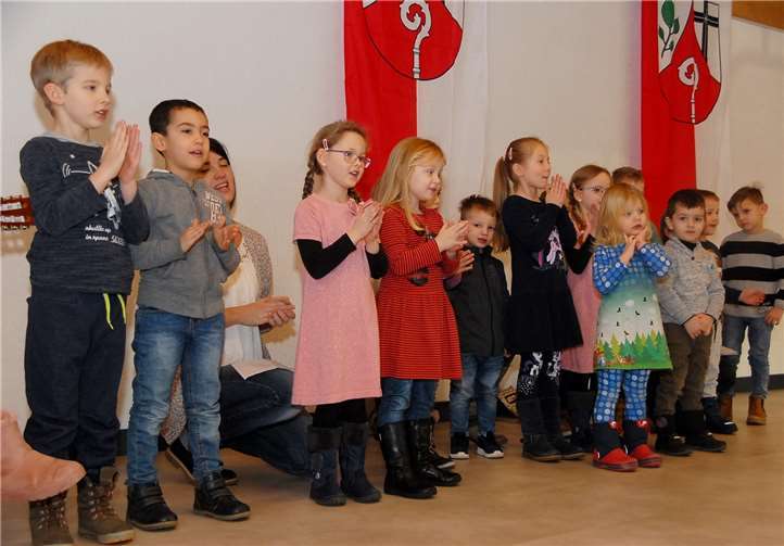 Sie werden auch noch was davon haben: Eine Gruppe der Kindertagesstätte sagte „Hallo“ zu den Gästen und zum neuen Bürgerhaus.