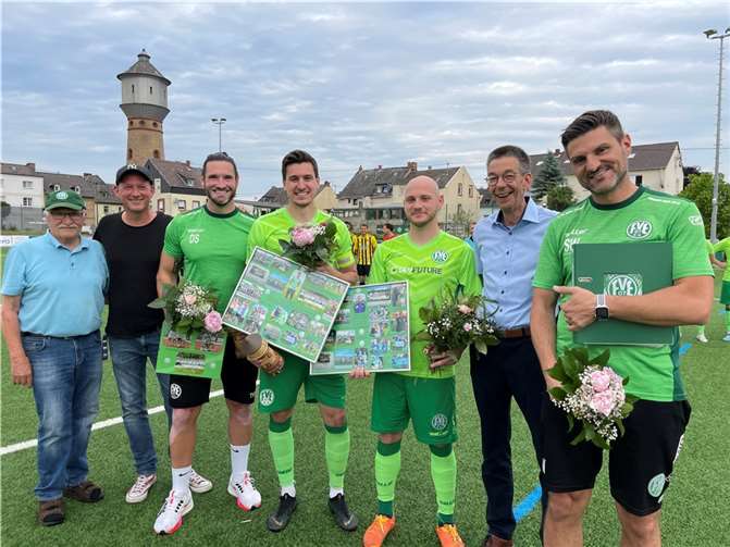 Sie werden dem FV Engers fehlen: (Mitte von links) Torwarttrainer Daniel Splettstößer, Innenverteidiger Marian Kneuper und Mittelfeldmann Björn Kremer. Vereinspräsident Martin Hahn und Trainer Sascha Watzlawik dankten ihnen für herausragende Leistungen. Foto: FVE