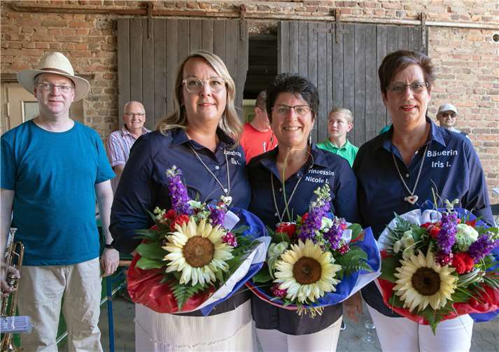 Sie werden in der kommenden Session die Karnevalisten in Buschhoven regieren: das allererste Buschhovener Damendreigestirn mit (v.l.) Jungfrau Ela I. (Manuela Reinhardt), Prinz Nicole I. (Overkamp) und Bäuerin Iris I. (Hahnenberg).Fotos: -JOST-