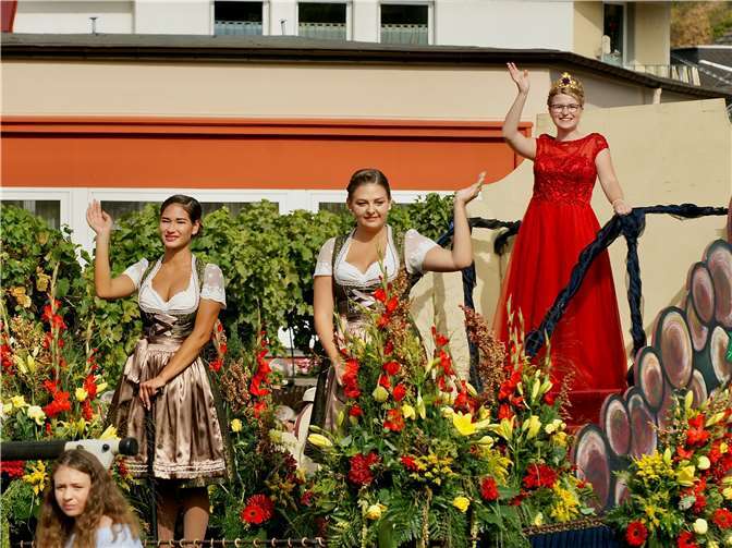 Sie winkten vom prächtig geschmückten Wagen.