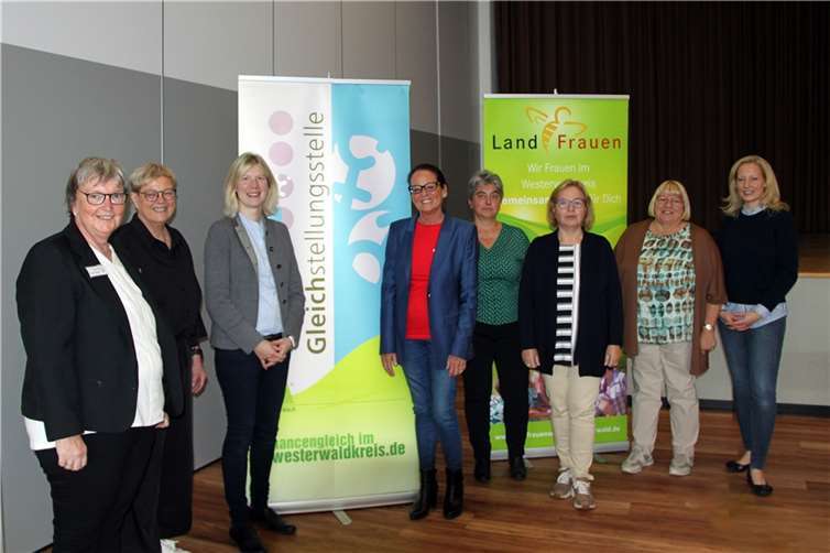 Sie wollen gemeinsam mehr Frauen für die Politik begeistern (v.l.n.r): Beate Ullwer (Gleichstellungsbeauftragte des Westerwaldkreises), Eva Ehrlich (ea. Beigeordnete), Jenny Groß (MdL), Sylvia Bijou-Schwickert (Beigeordnete), Marina Schröder (Moderatorin), Birgit Schmidt (Bürgermeisterin), Gudrun Franz-Greis (Vorsitzende des Landfrauenverbandes Westerwald) und Katharina Schaffrin-Gros (Verbandsgemeinderatmitglied). Foto: Kreisverwaltung / Carolin Faller