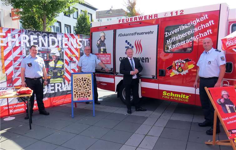 Sie wünschen sich gemeinsam viele Neueinsteiger bei der Feuerwehr Neuwied: (v.l.) Stefan Fuhrmann, Jugendfeuerwehr, Dieter Stein, Landesfeuerwehrverband, Oberbürgermeister Jan Einig und Wehrleiter Kai Jost. Foto: Stadtverwaltung