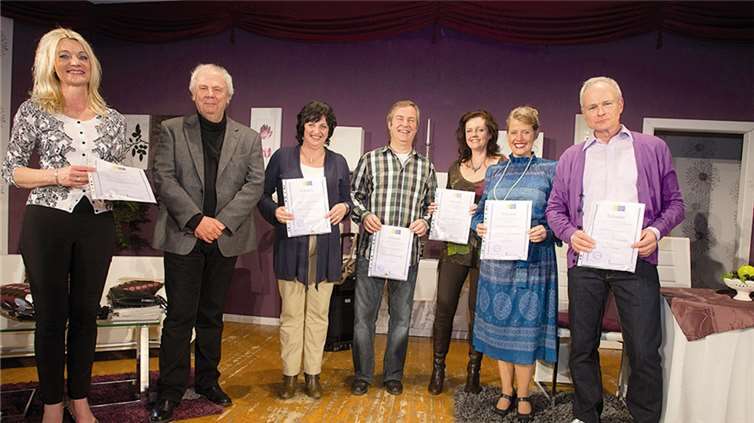 Sie wurden für 25 Jahre Bühnenarbeit von Hans Schilling (2.v.r.) geehrt: Monika Reinhard, Monika Hofmann, Werner Hoffmann, Antje Klein, Rita Hoffmann und Frank Reinhard (v.l.).WT