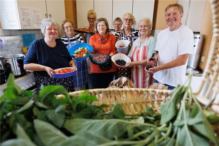 Sie zaubern aus geretteten Lebensmitteln einen leckeren Mittagstisch für alle (von links): Christine Czmok, Ute Pfeifer, Anna Kollig-Kohns, Angela Schneider-Forst, Ute Wagner, Jutta Daubach, Ursula Vogel und Emil Wagner.  Foto: Peter Bongard