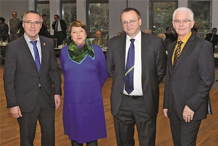 Sie zeigten sich zufrieden mit der Bilanz der Unfallkasse: (V.l.) Landrat Günter Kern, Vorsitzender der Vertreterversammlung, Geschäftsführerin Beate Eggert, Volker Euskirchen, alternierender Vorsitzender der Vertreterversammlung, und Manfred Breitbach, stellvertretender Geschäftsführer.  privat